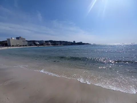 夏を待つ、静かなビーチ