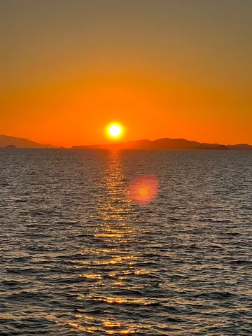 沈む夕日と波のささやき