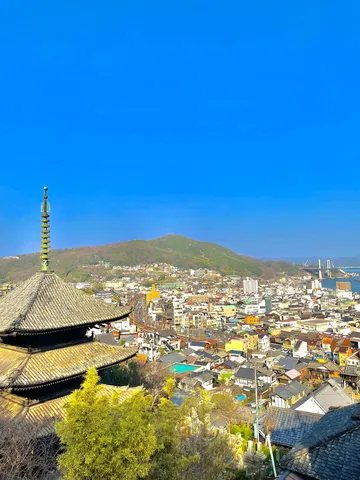 古都に佇む五重塔と海
