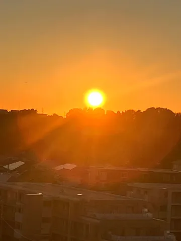 沈む夕陽と街の影絵