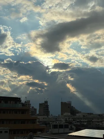 雲間から差し込む光の道