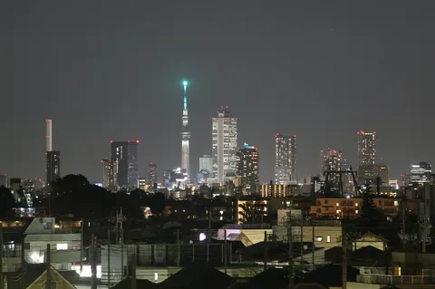 都会の夜景、輝くタワーと静かな街並み