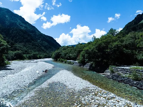 清流と緑の山並み、夏の風情