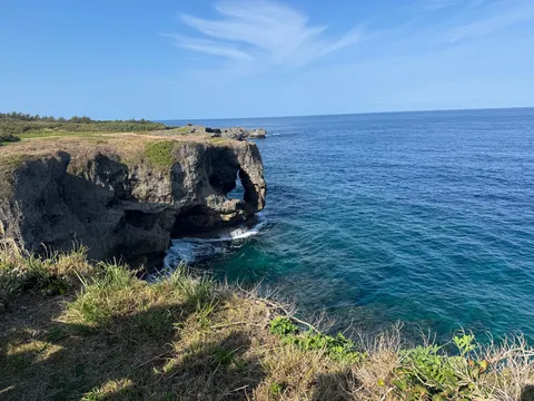 波が穿つ、青き洞窟の光景