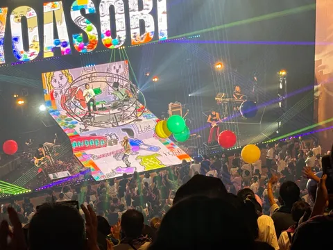 色彩の舞台へ誘う光景