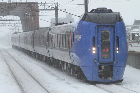 雪景色に映える青い列車