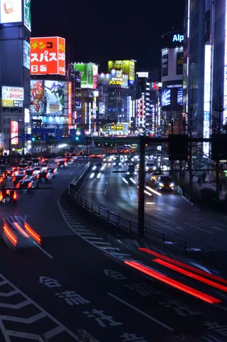 ネオンの海を駆ける光の軌跡