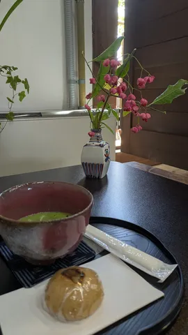 花と器が静かに語る午後
