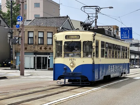 昭和レトロな路面電車、タイムスリップ気分