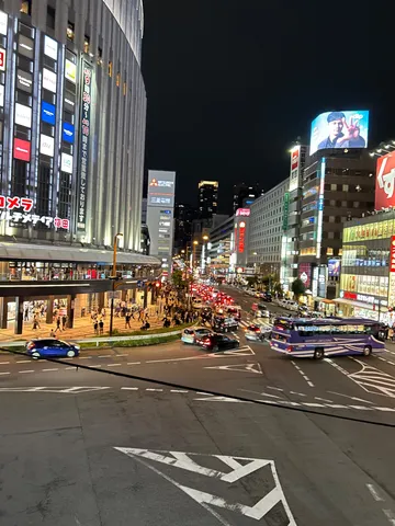 街の鼓動、光に包まれて