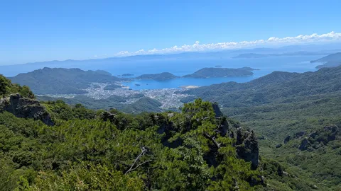 山頂から見下ろす、海と街のコントラスト
