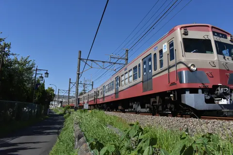 青空の下、電車は走る