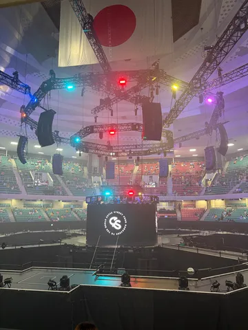 巨大な日の丸とライブ会場のライティング