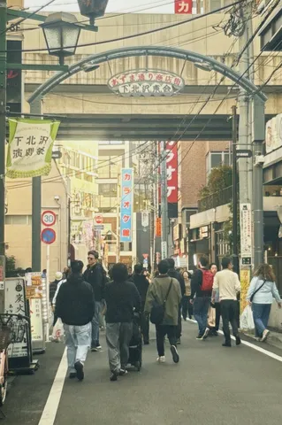 頭上は電線、足元は人間渋滞