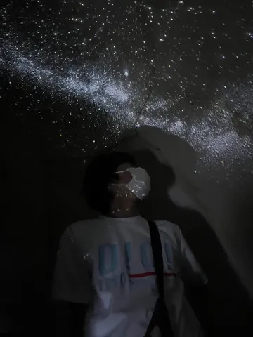 星屑が落ちる洞窟の夜