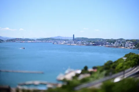 都会と海、遠くの空