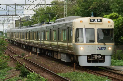 夕暮れを走る京王の列車