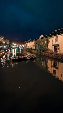 水辺の夜景に浮かぶ舟