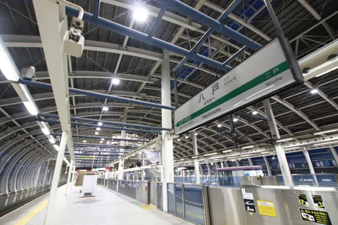 駅の光と曲線の静寂