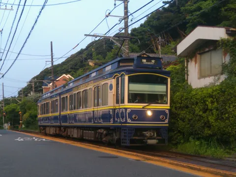海風を走るレトロ列車