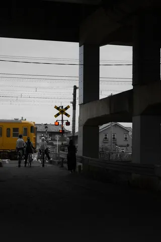 黄色い列車と影の交差