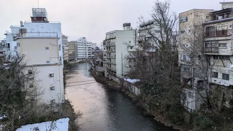 冬の水路に映る街の静寂