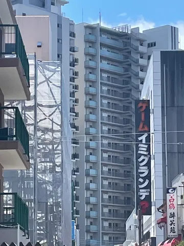 都会の空、映る景色