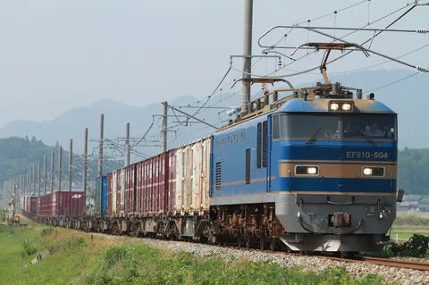 青い機関車と長い貨物列