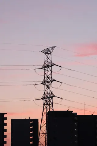 送電線と薄明の空