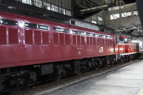 駅に佇む赤い機関車