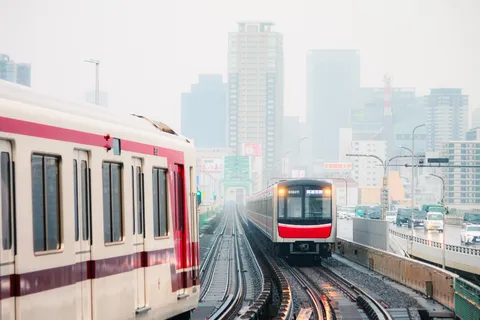 霞む都市の、すれ違う電車
