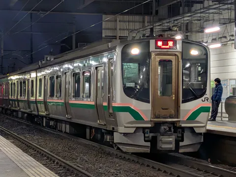 夜の駅に停車する列車