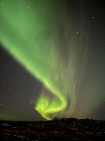 緑の夜空が踊る光景