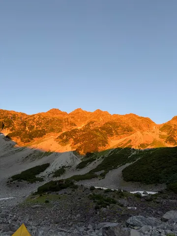 夕陽に染まる山々、自然のグラデーション