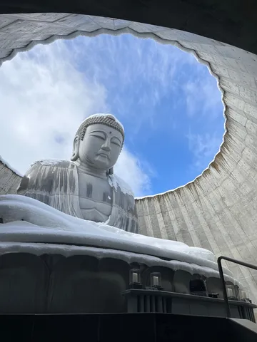 雪化粧した大仏様、空への誘い