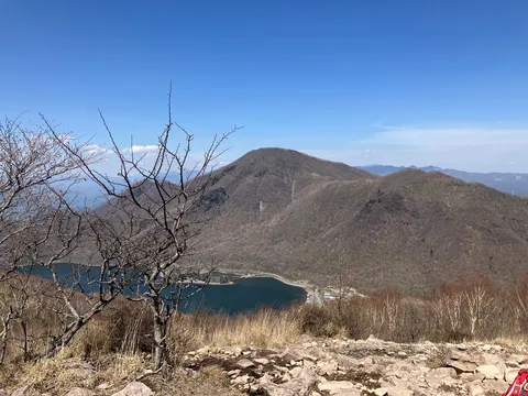 山頂から望む湖と山並み