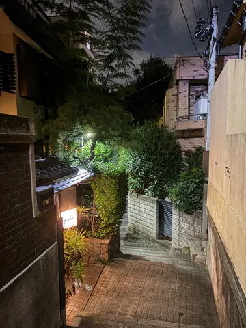 夜の石畳と灯りの路地