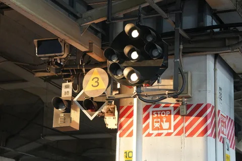 駅の信号機に隠された世界