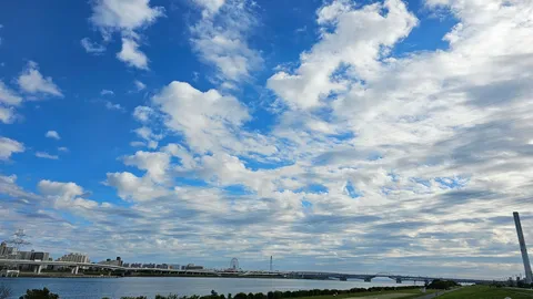 広がる空と街、架け橋