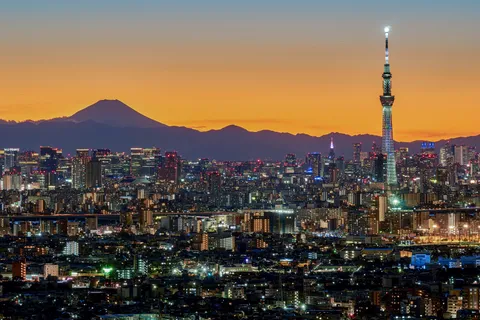 悠久の富士と煌めく現代都市