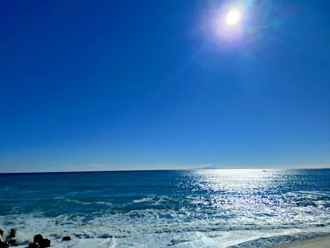 太陽と波のきらめき