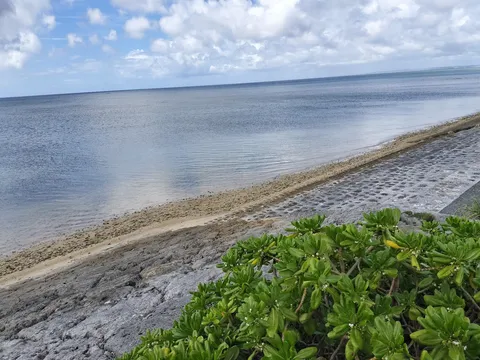 潮風と石畳の陰影