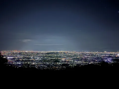眼下に広がる光の街