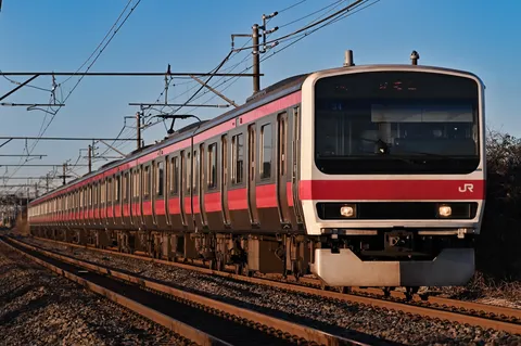 夕暮れに駆ける赤い帯の列車