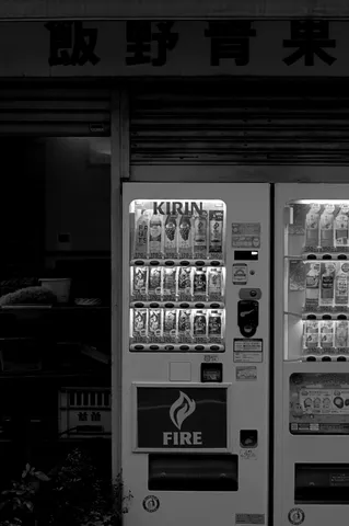 夜の自販機と火の影