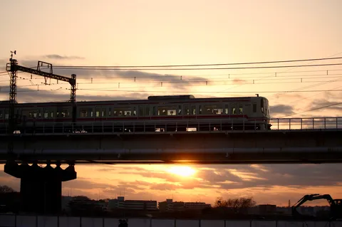 茜空に溶ける列車