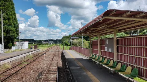 静寂の田舎駅、夏の匂い