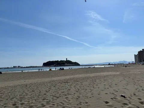 遠い島と広がる砂浜