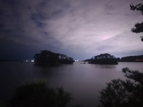 静寂の夜、湖面に映る光の囁き