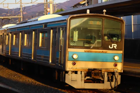 夕陽に照らされるローカル線の列車